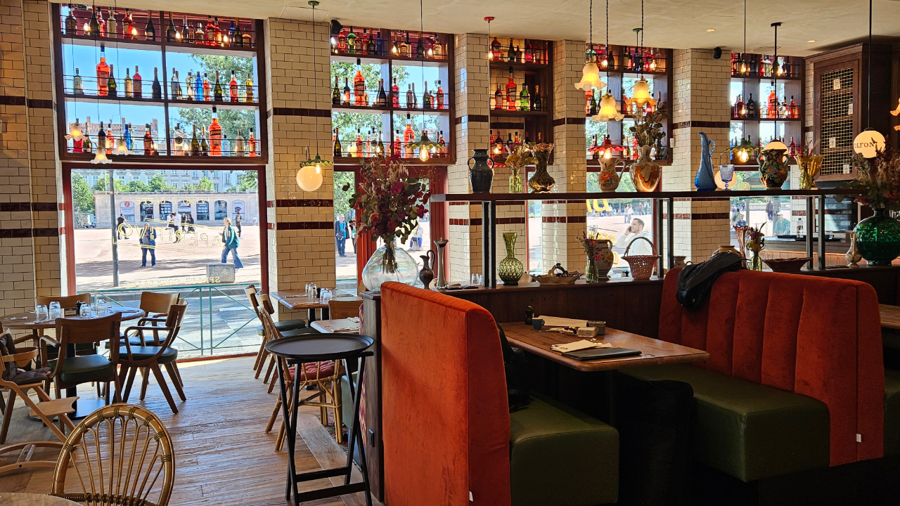Salle du restaurant Volfoni Lyon, tables dressées et banquettes colorées.