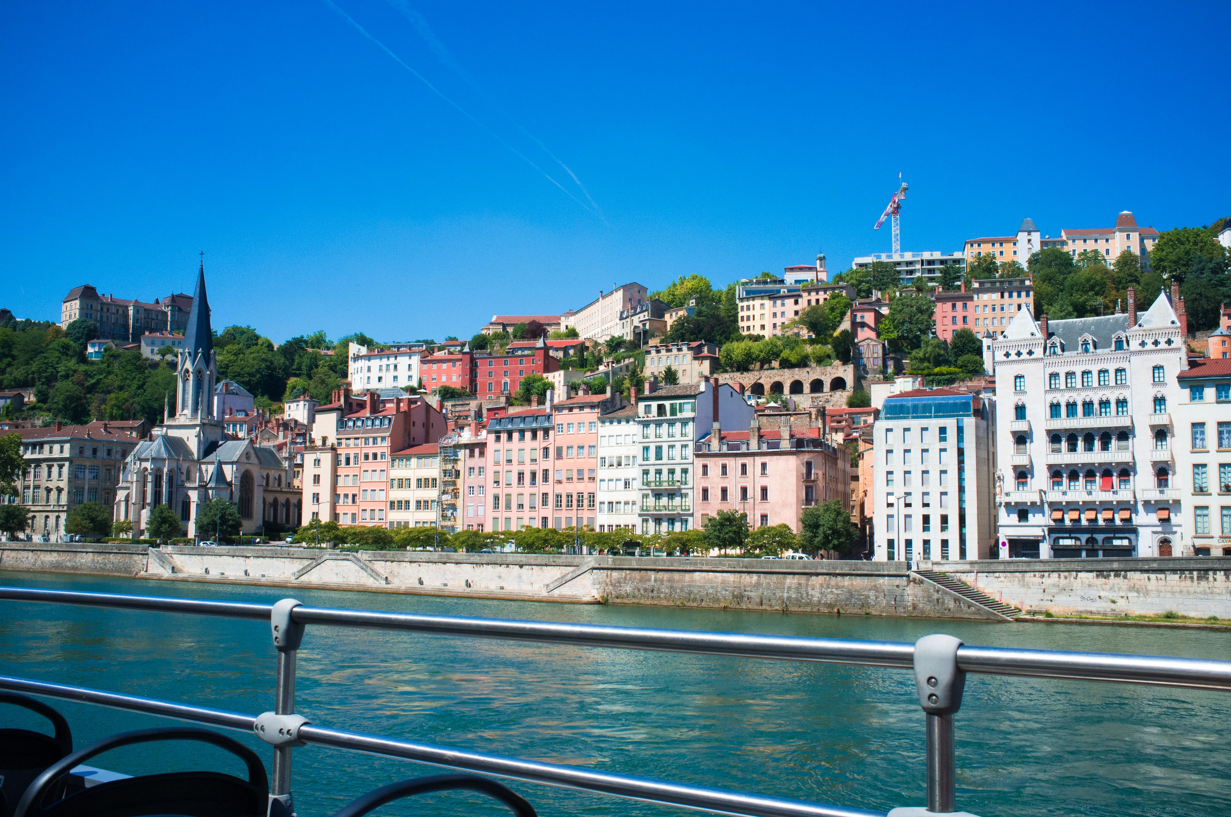 Façades des quais de Saône et colline de Lyon vues depuis le bus panoramique.