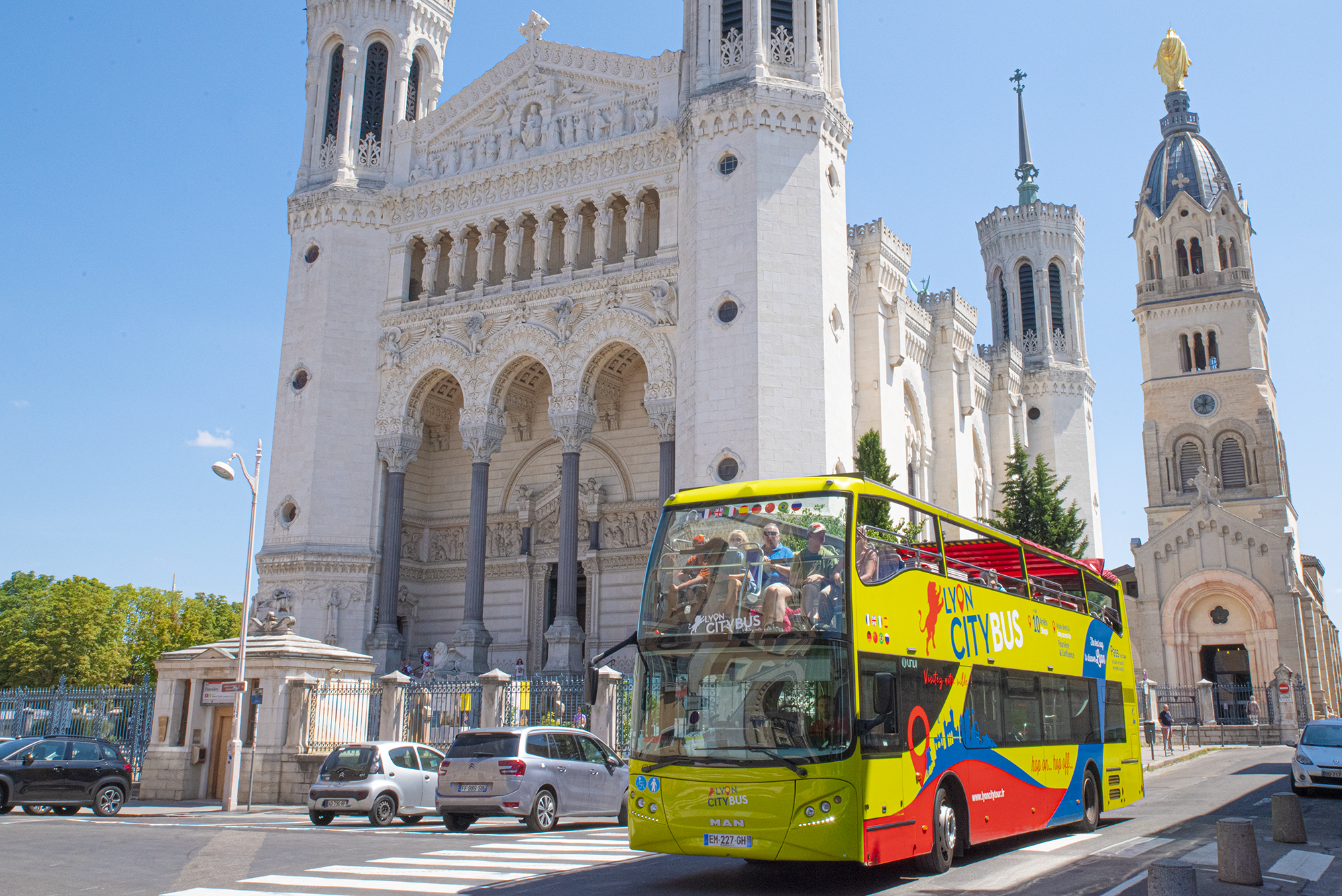 Bus panoramique Lyon Citybus devant la basilique de Fourvière.