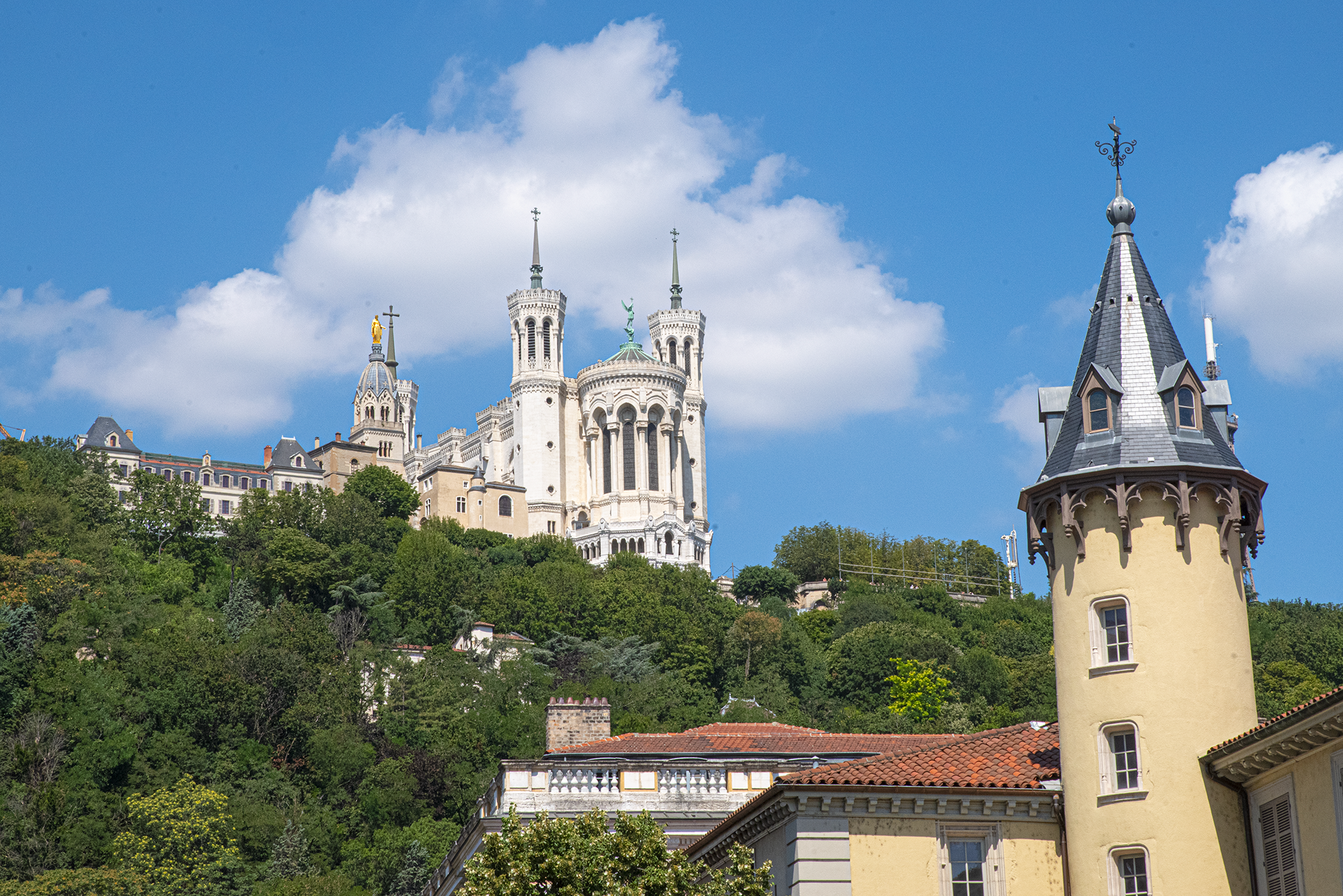 Vue de la basilique de Fourvière au-dessus de la colline lyonnaise.